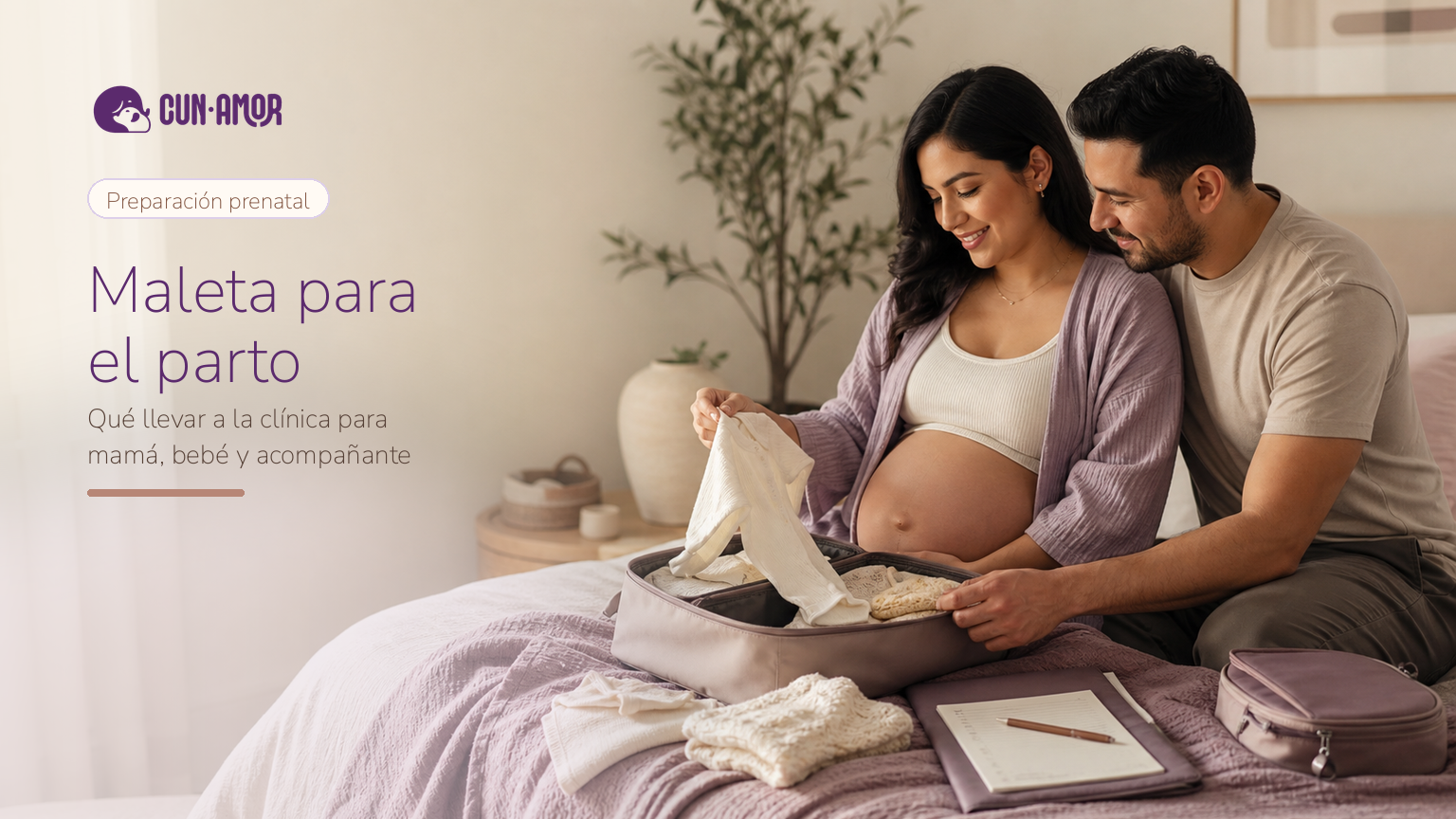 Mujer embarazada y acompañante preparando la maleta para el parto